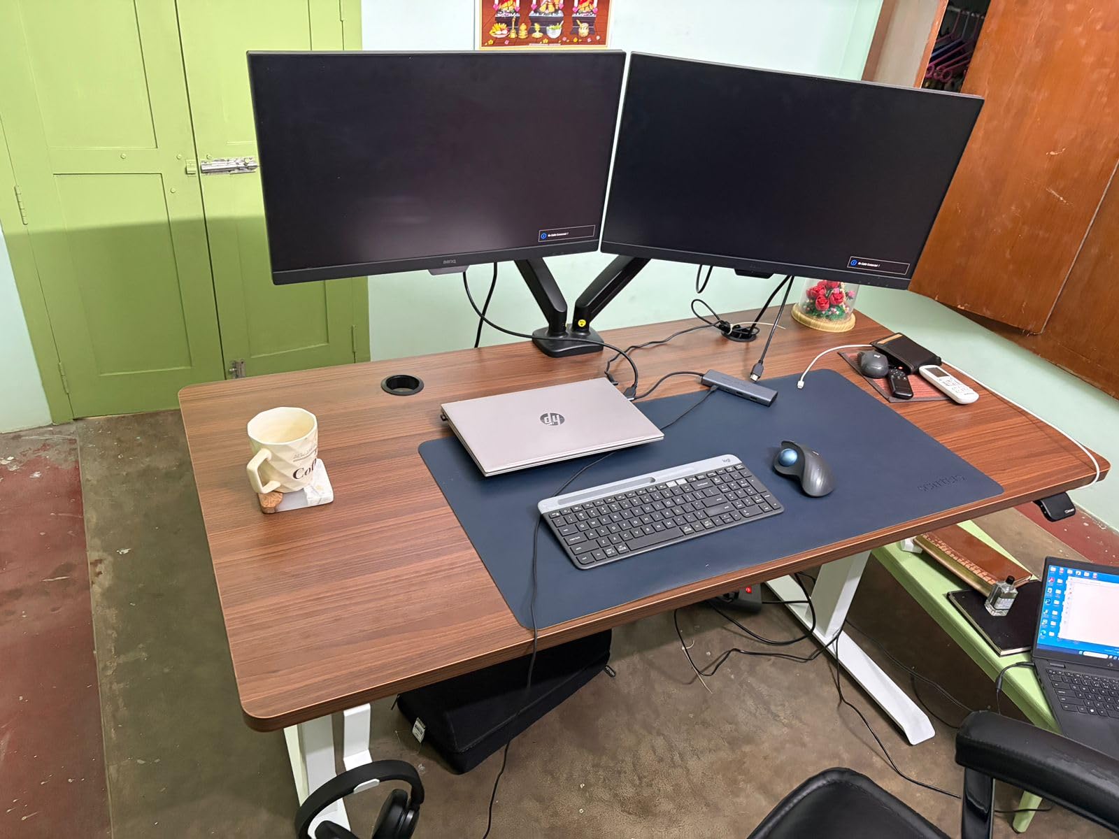 Smooth, Sturdy and Great for Dual Monitor Setup